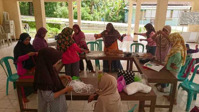 PELATIHAN PEMBUATAN TAS DI DESA KEDUNGWERU