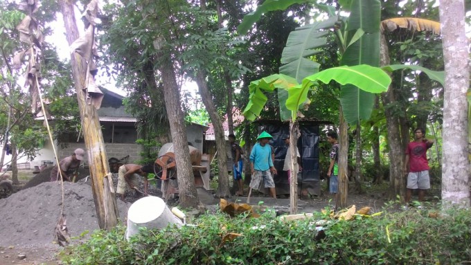 WARGA RT 02 DUKUH KECEPIT GOTONG ROYONG KERJA BAKTI MEMBUAT JALAN GANG
