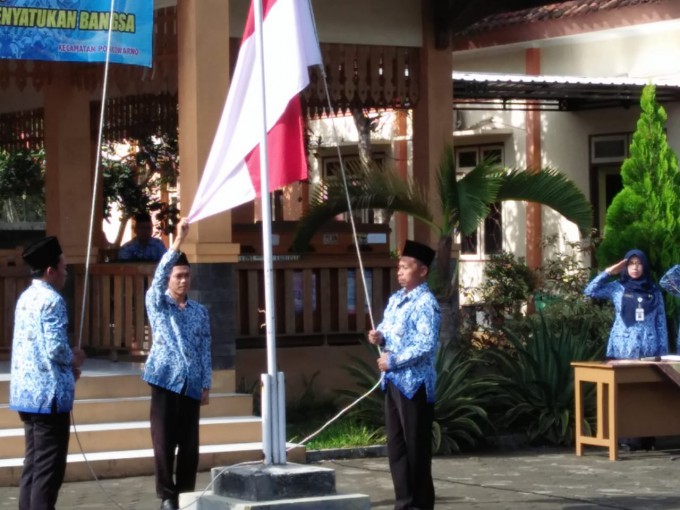 Hari Pahlawan Perangkat Desa Jatipurus menjadi Petugas Upacara