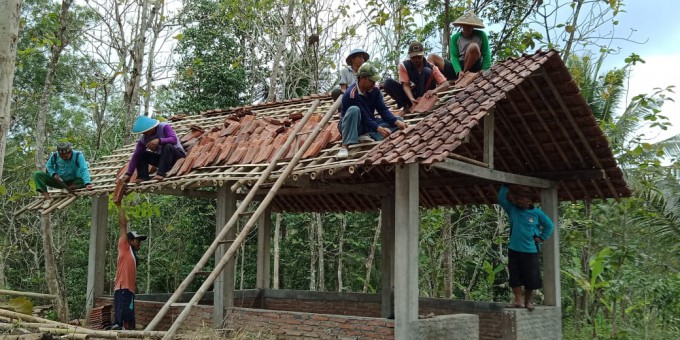Kades dan Perangkat Desa Jatipurus gotong-royong memperbaiki gubug pertemuan Kelompok