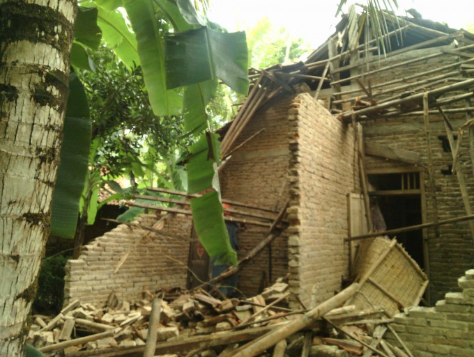 DIGUYUR HUJAN DERAS RUMAH KELUARGA TIDAK MAMPU SEBAGIAN AMBRUK