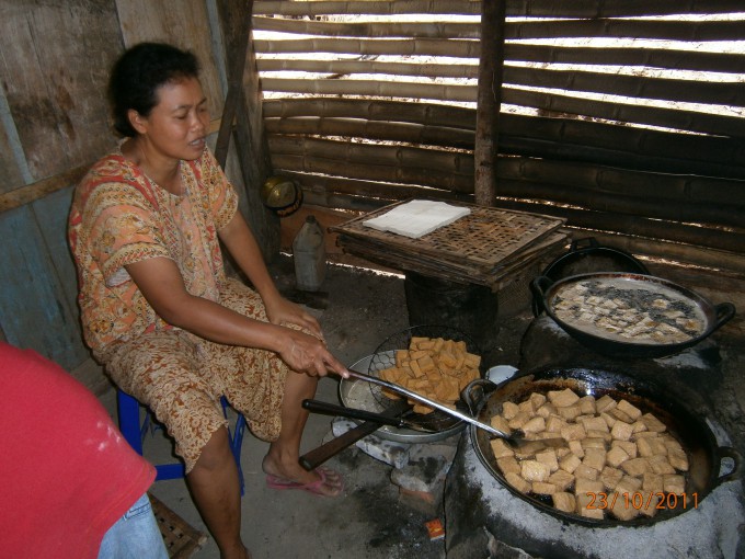 Mengenal Oleh-Oleh Tahu Krakal