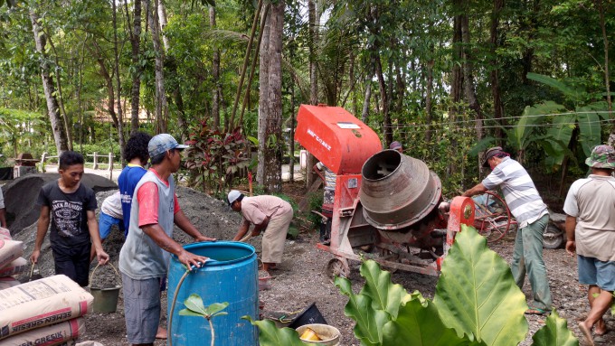 Kegiatan Gotong Royong Pekerjaan Rabat Beton Di Wilayah RW 01 Desa Adikarto
