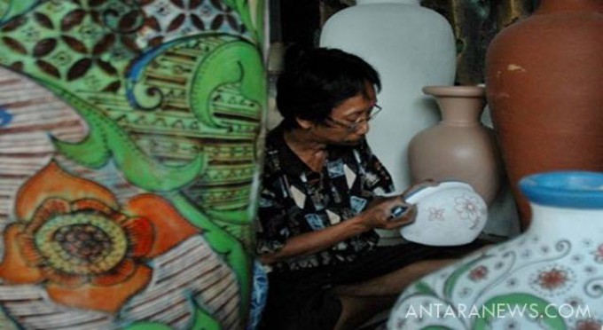 MENGGALI POTENSI KERAJINAN KERAMIK GERABAH DI DESA KLAPASAWIT