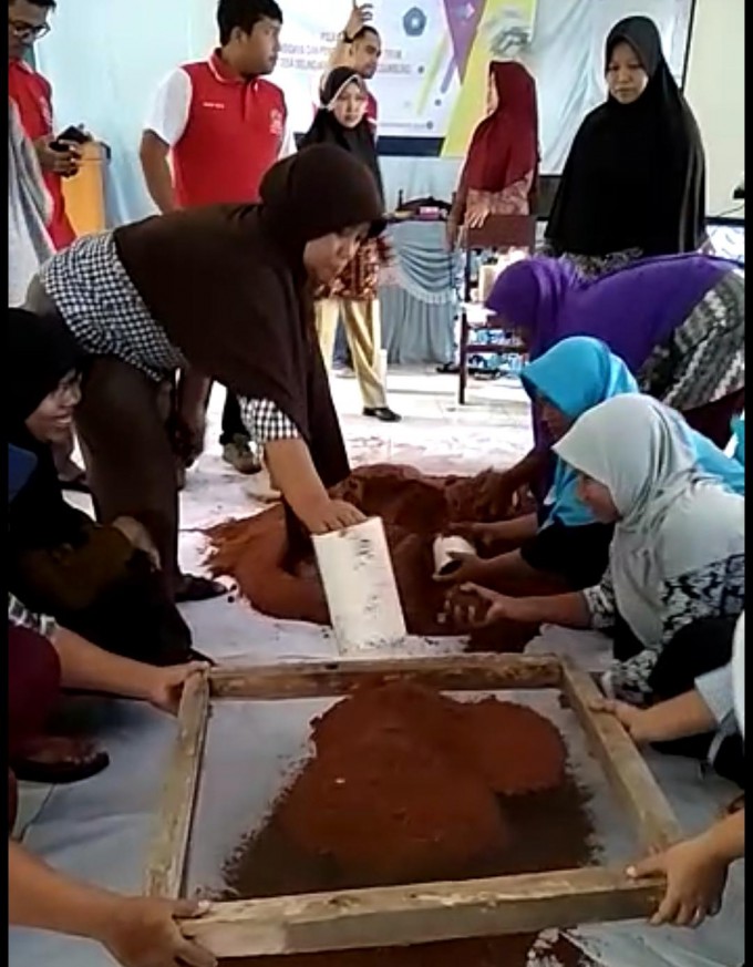 Kreatifitas PKK Desa Seling dalam budidaya jamur tiram