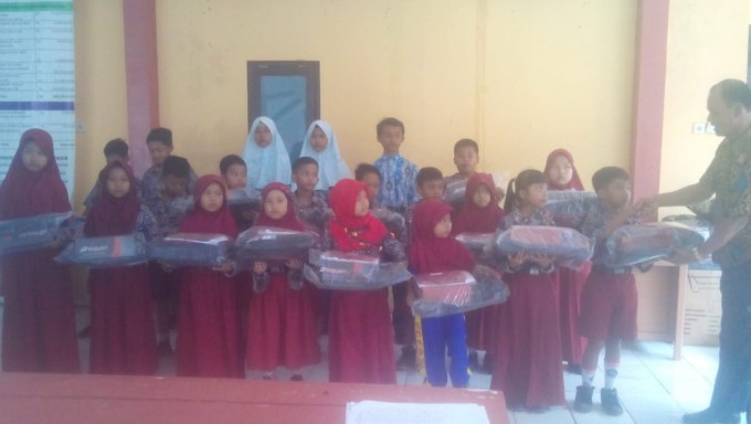 Pemerintah Desa Kenteng Memberikan Bantuan Perlengkapan Sekolah